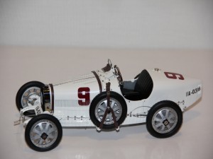 bugatti-t35-no.9-v-narodnich-barvach---nemecko-----1924--cmc---limit-800-ks-.jpg