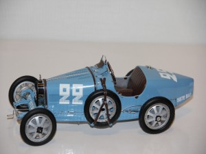bugatti-t35-no.22-v-narodnich-barvach---francie-----1924--cmc-.jpg