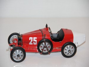 bugatti-t35-no.25-v-narodnich-barvach---portugalsko-----1924--cmc---limit-500-ks-.jpg
