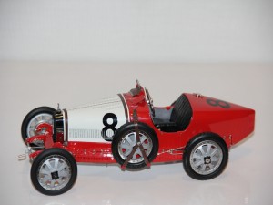 bugatti-t35-no.8-v-narodnich-barvach---svycarsko-----1924--cmc---limit-300-ks-.jpg